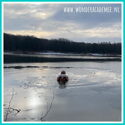 vrouw ijszwemmen winterzwemmen koudetraining